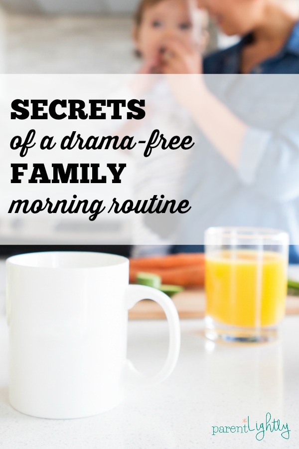 This school morning routine keeps kids calm and gets them out the door! The free printable workbook will help you stay on track! || Morning routine | School Morning Routine | Morning Routine for Kids | Morning Routine Checklist
