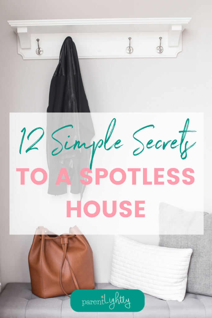 Want a peaceful and tidy house, but hate cleaning? These house cleaning routines will keep clutter under control in just a few minutes a day. || Cleaning routines | Working Mom Hacks | Tidying up | #cleaninghacks | #cleaningtips 