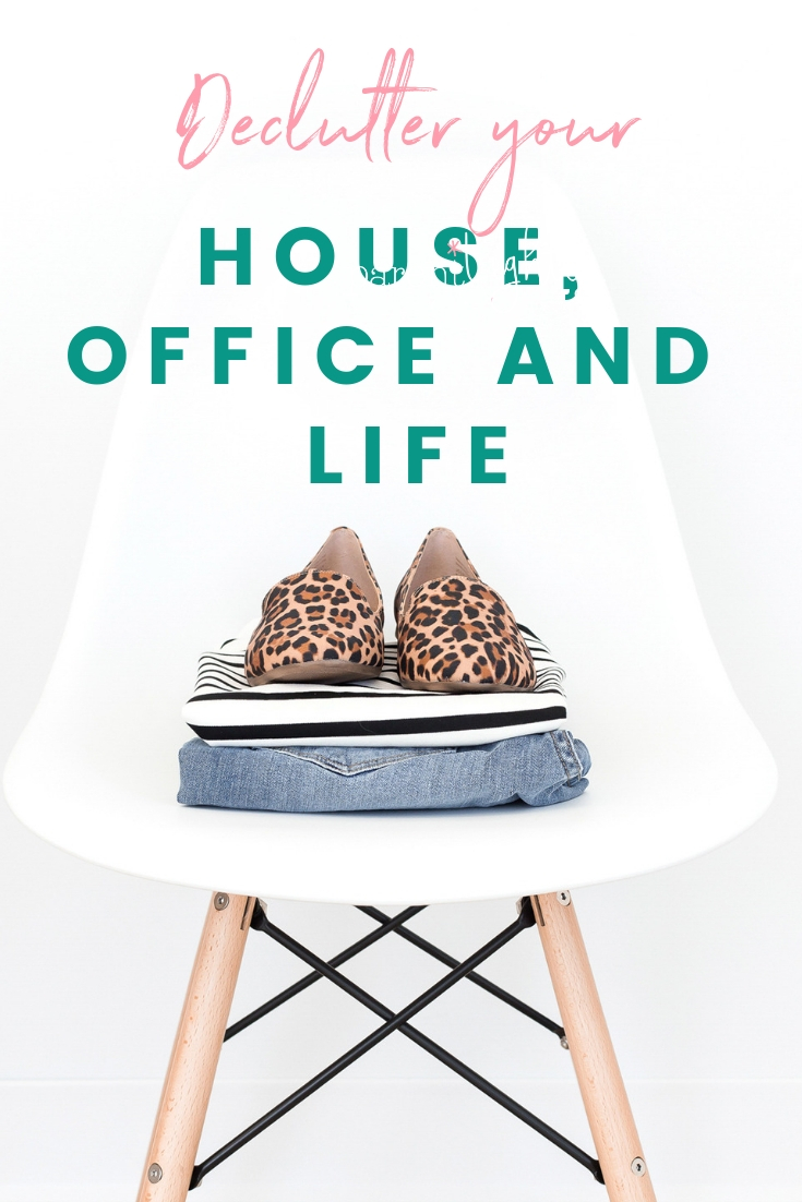 Are you a working mom feeling overwhelmed at home but with little time to deal with it? I'm here to help. This guide will walk you through decluttering your home, office and life - step by step. || Decluttering | Minimalism | Simplifying Home | Working Mom Organization | Working Mom Routine | #minimalism | #simplelifehacks | #workingmom | #decluttermyhouse