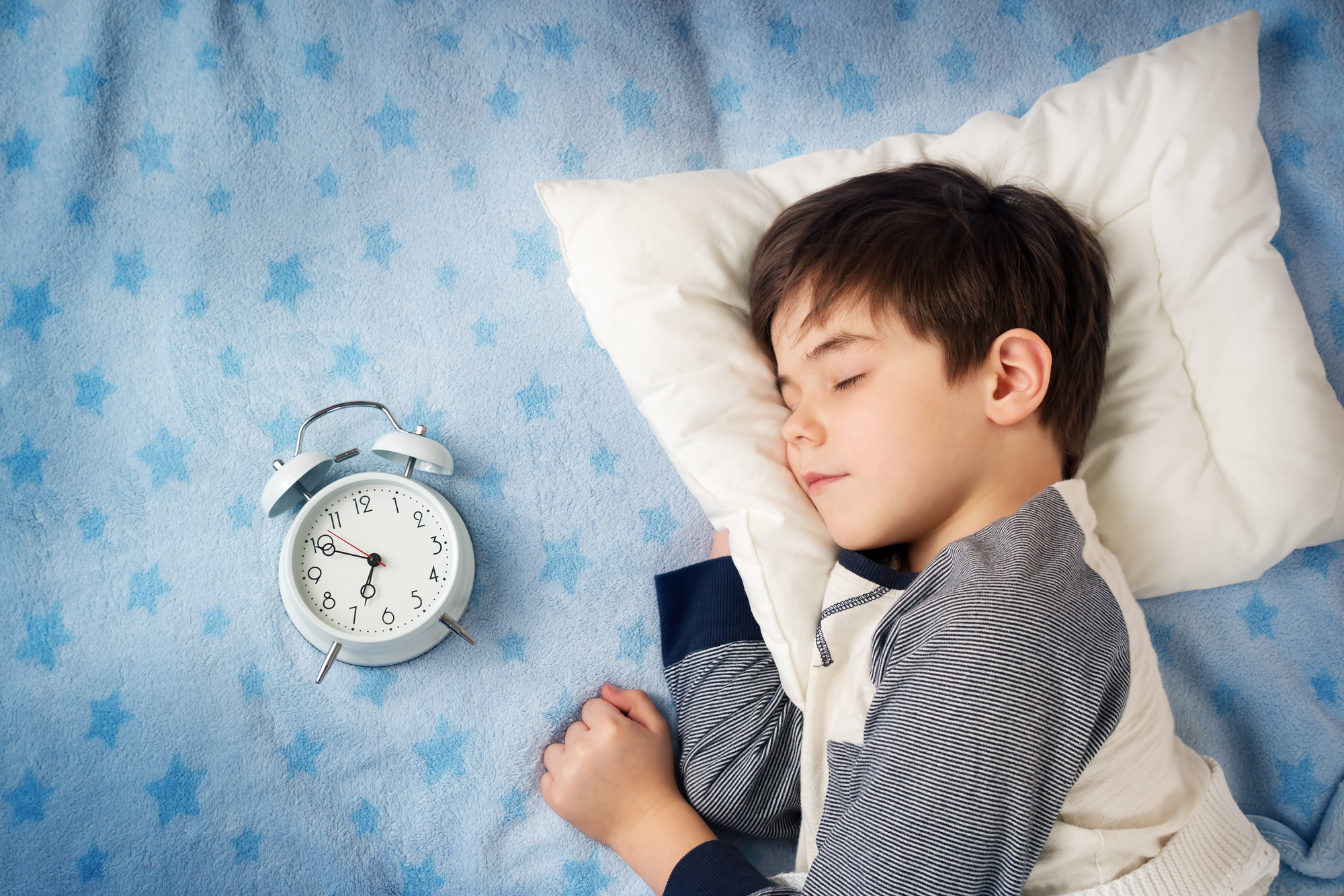 If your kid is having trouble at bedtime, they may be overtired or not tired enough. Try changing their sleep schedule to see if it helps. || Kid bedtime problems | sleep hacks for kids | toddler sleep regression | Awesome sleep hacks for children